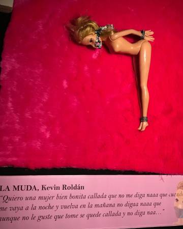 Barbies golpeadas para denunciar las canciones machistas