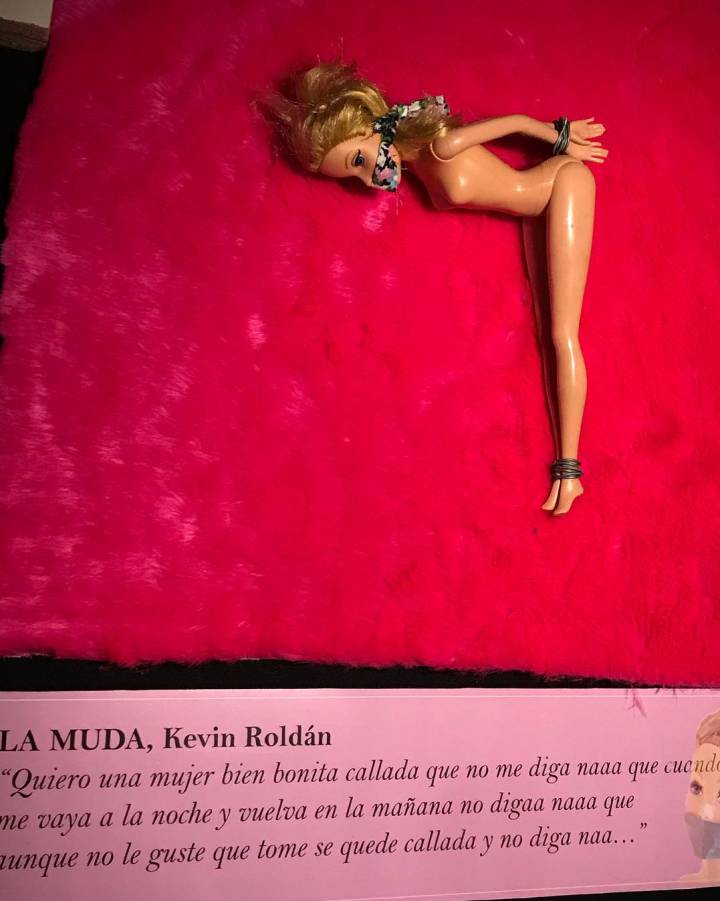 Barbies golpeadas para denunciar las canciones machistas