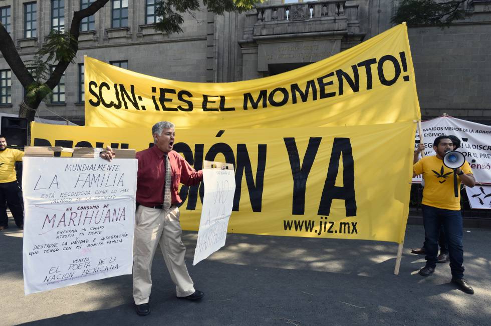 Manifestantes a favor y en contra de la marihuana en Ciudad de México.