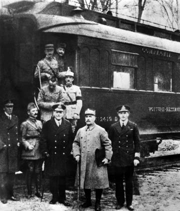 Foto dos signatários do armistício em Compiègne, em 11 de novembro de 1918.
