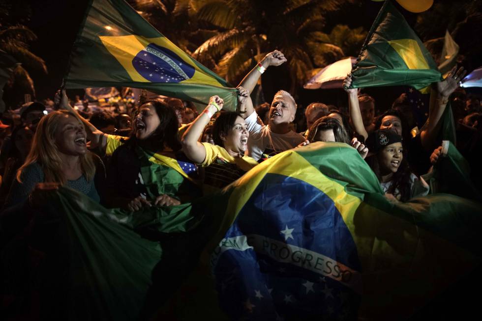Seguidores de Bolsonaro celebran su victoria la semana pasada ante la residencia del ultraderechista en Rio de Janeiro