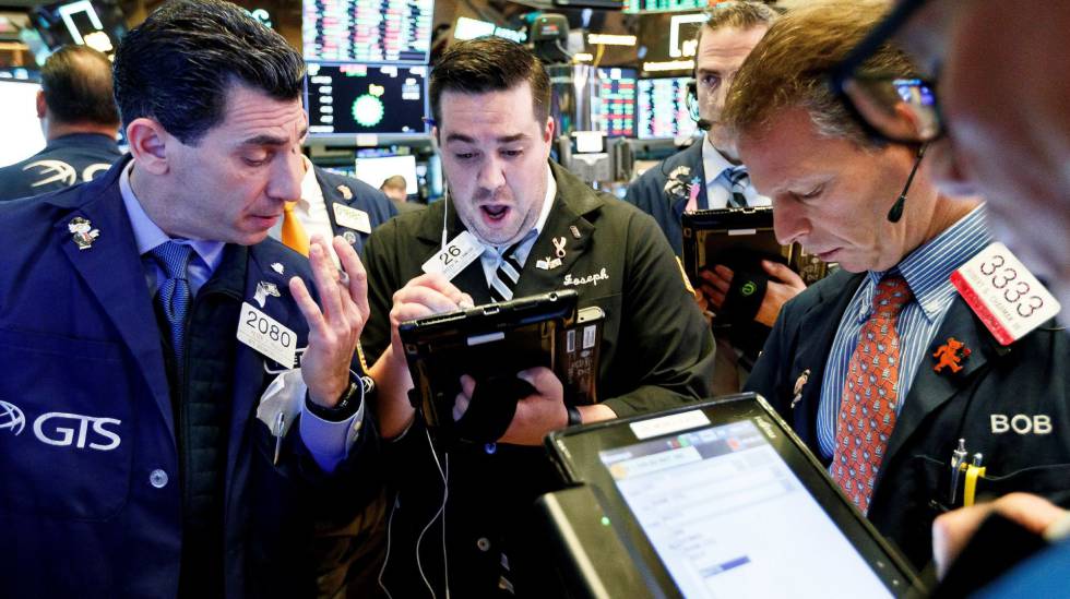 Operadores bursátiles en el parqué de Wall Street