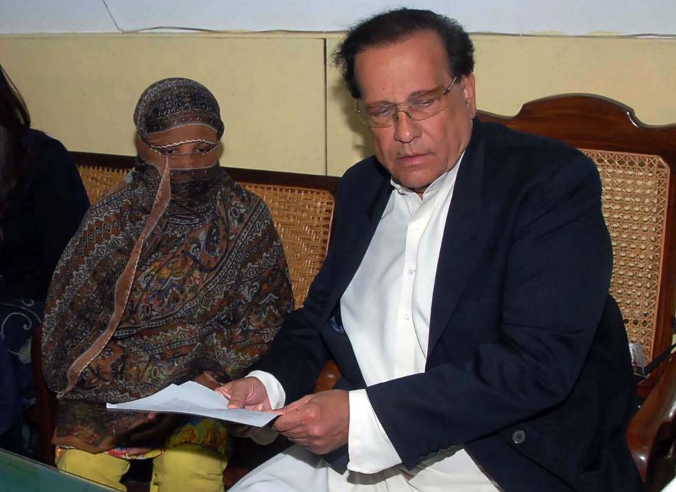 Salman Taseer, gobernador de la regiÃ³n PakistanÃ­ de Punjab, junto a la cristiana Asia Bibi, en una imagen de 2010. 