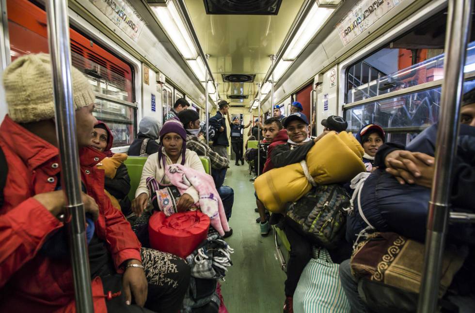 Migrantes abordan el Metro en Ciudad de México.