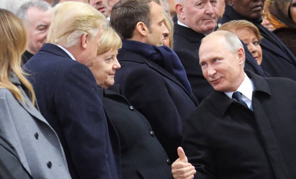 El presidente ruso, Vladimir Putin, saluda a su homólogo estadounidense, Donald Trump, en el centenario del fin de la Primera Guerra Mundial.