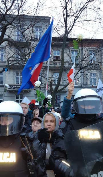Un grupo europeísta protesta contra la marcha del Gobierno fuertemente protegido por la policía.