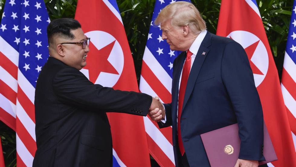 Trump y Kim Jong-un se saludan el pasado junio en Singapur.