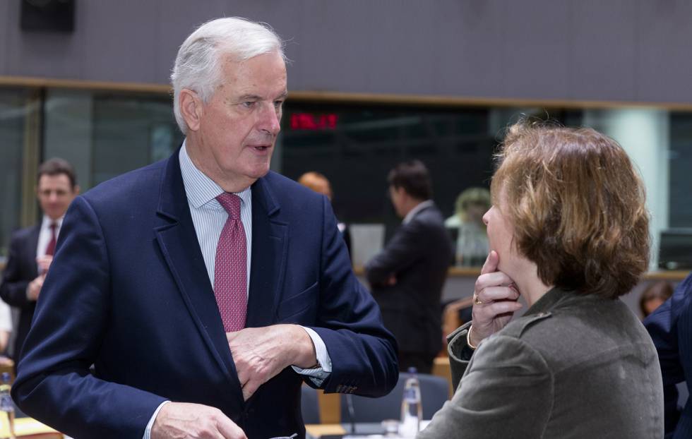 El negociador europeo del Brexit, Michel Barnier charla con la ministra francesa de Asuntos europeos, Nathalie Loiseau, durante el Consejo de ministros de la UE de este lunes en Bruselas. (Thierry MonasseGetty Images)