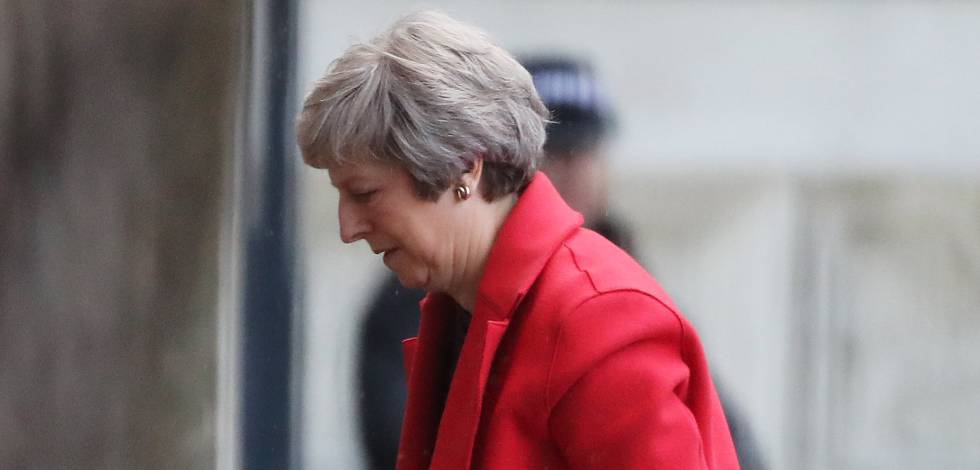 La primera ministra de Reino Unido, Theresa May, llega este lunes a su residencia del número 10 de Downing Street