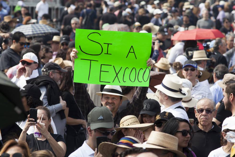 Un hombre con un letrero a favor del aeropuerto de México. 