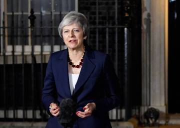 May logra el respaldo de su Gobierno al acuerdo del Brexit y afronta la batalla en el Parlamento