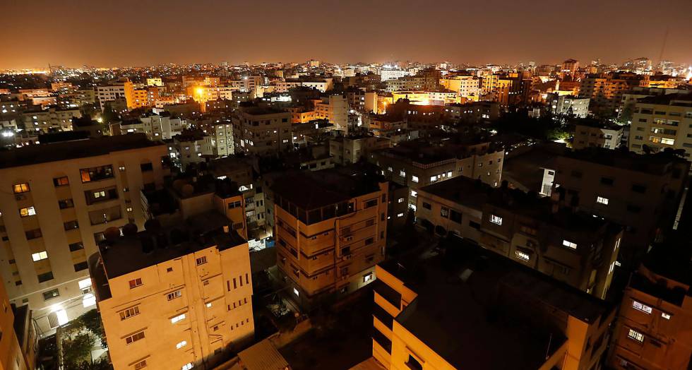 Calles del centro de Gaza tras la recuperaciÃ³n del alumbrado nocturno.