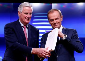 Onda de demissões no Governo britânico põe em risco o acordo de Theresa May com a UE