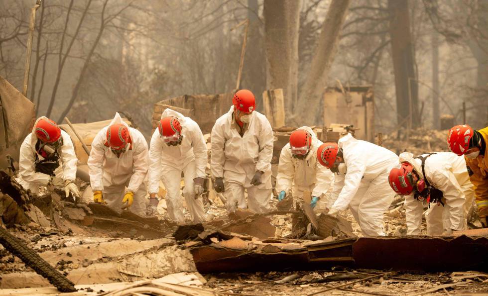 Búsqueda de restos humanos entre los escombros de Paradise, California, el miércoles.