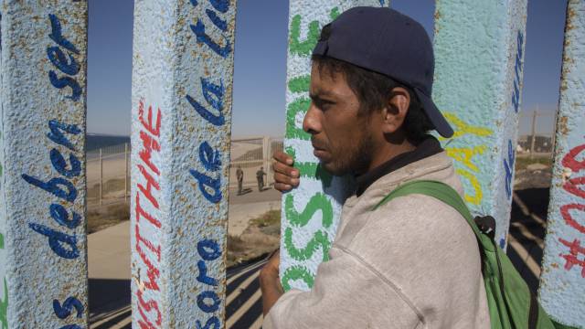 Un hondureño de la caravana migrante, en la valla.