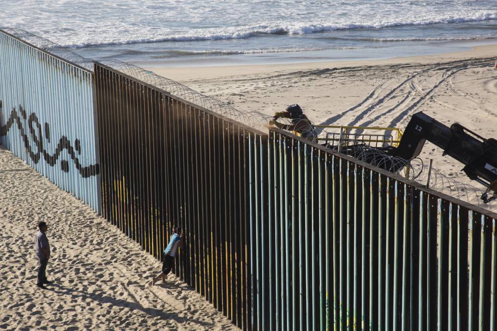 Un trabajador refuerza la seguridad de la valla fronteriza de Playas de Tijuana, entre México y Estados Unidos.
