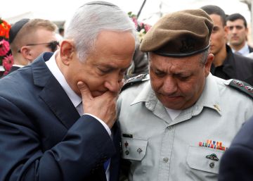 El primer ministro Benjamín Netanyahu y el jefe del Ejército, general Gadi Eizenkot, el miércoles en un acto en el sur de Israel.rn 