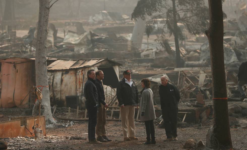 El gobernador electo de California, Gavin Newsom (a la izquierda), el presidente Donald Trump (en el centro) y el gobernador saliente Jerry Brown (a la derecha), el sábado en los restos de Paradise, California.