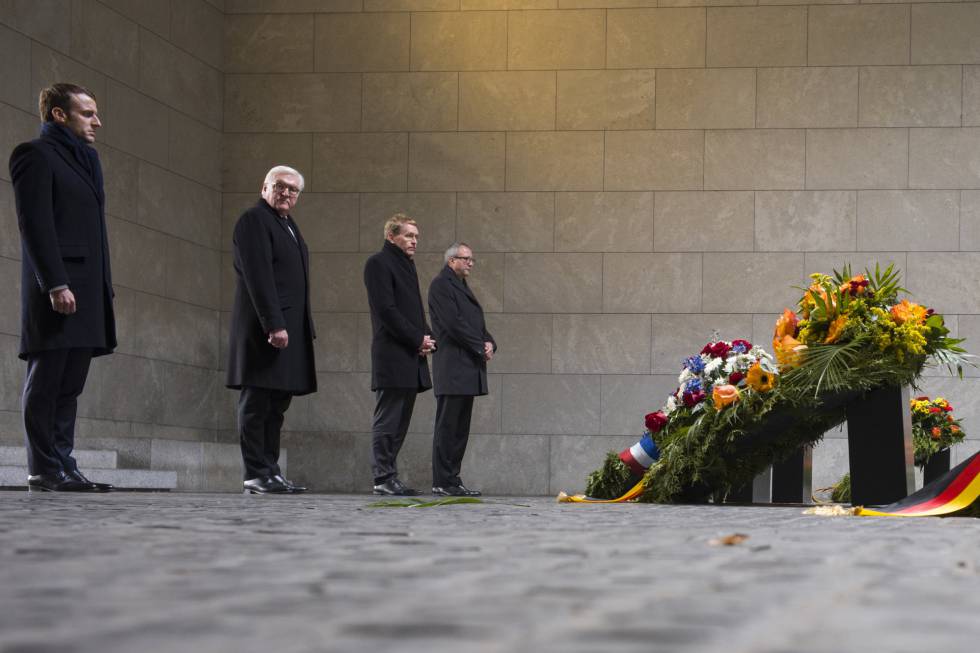 Emmanuel Macron, primero por la izquierda, este domingo en la ceremonia de recuerdo de las víctimas de la guerra en Berlín. 