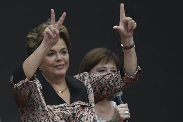 Dilma Rousseff pide la liberación de Lula con la izquierda y hace la V del movimiento peronista con la derecha. 