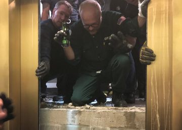 Los servicios de rescate abren las puertas del ascensor averiado el pasado viernes en el rascacielos John Hancock Center, en Chicago.rn 