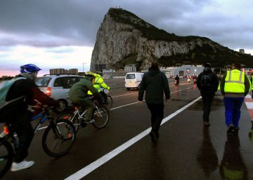 Trabajadore españoles cruzan la frontera con Gibraltar, este martes.
