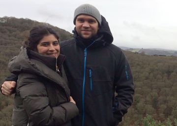 El académico británico Matthew Hedges y su esposa, Daniela Tejada, en una imagen difundida el pasado 11 de octubre.