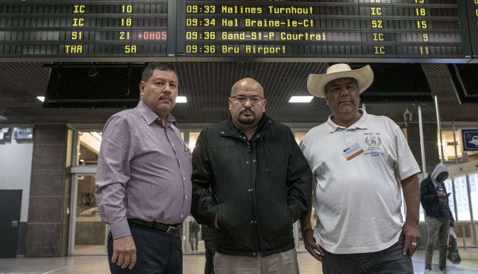 Indalecio Benítez (con sombrero), junto a Reymundo Ramos, defensor de derechos humanos, y Juan Carlos Trujillo, familiar de desaparecidos, en Bruselas.