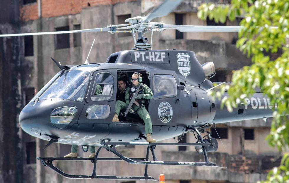 O traficante Marcelo Pinheiro Veiga, o ‘Marcelo Piloto’, num helicóptero policial após a ordem de expulsão do Paraguai.
