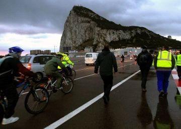 Un grupo de personas cruza la frontera con Gibraltar desde el lado español, el pasado 20 de noviembre.