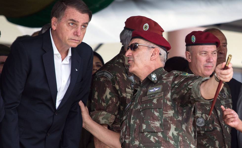 Bolsonaro en cerimonia de graduación de paracaidistas en Río en el sábado.
