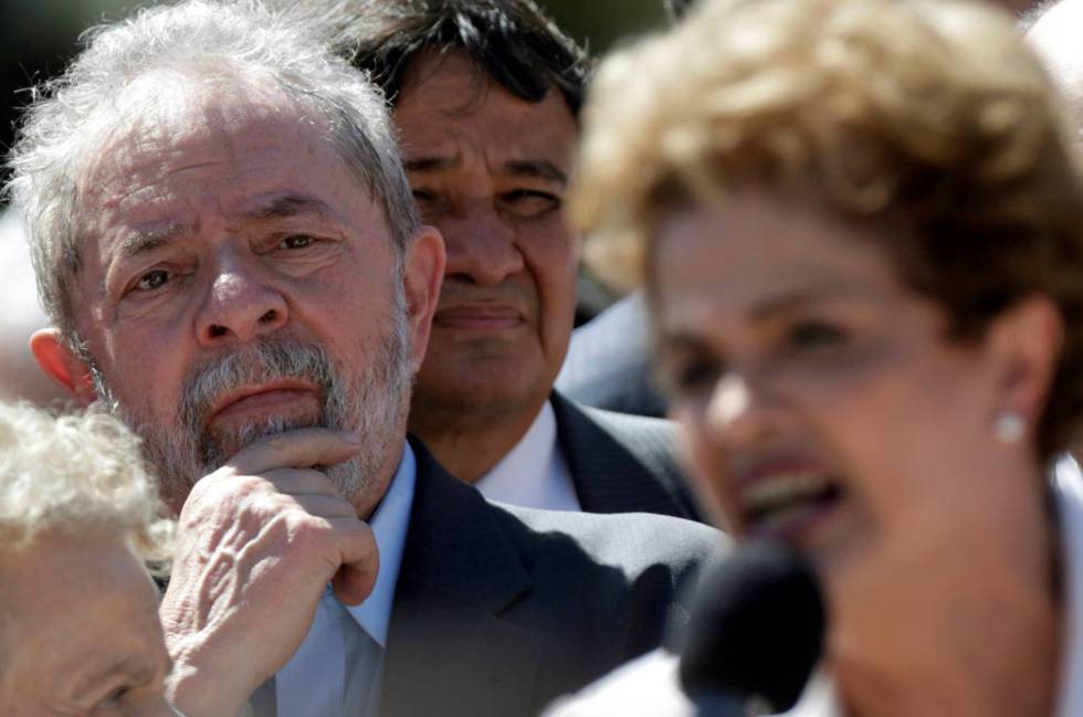 Lula escucha a su protegida, Dilma Rousseff, en mayo de 2016