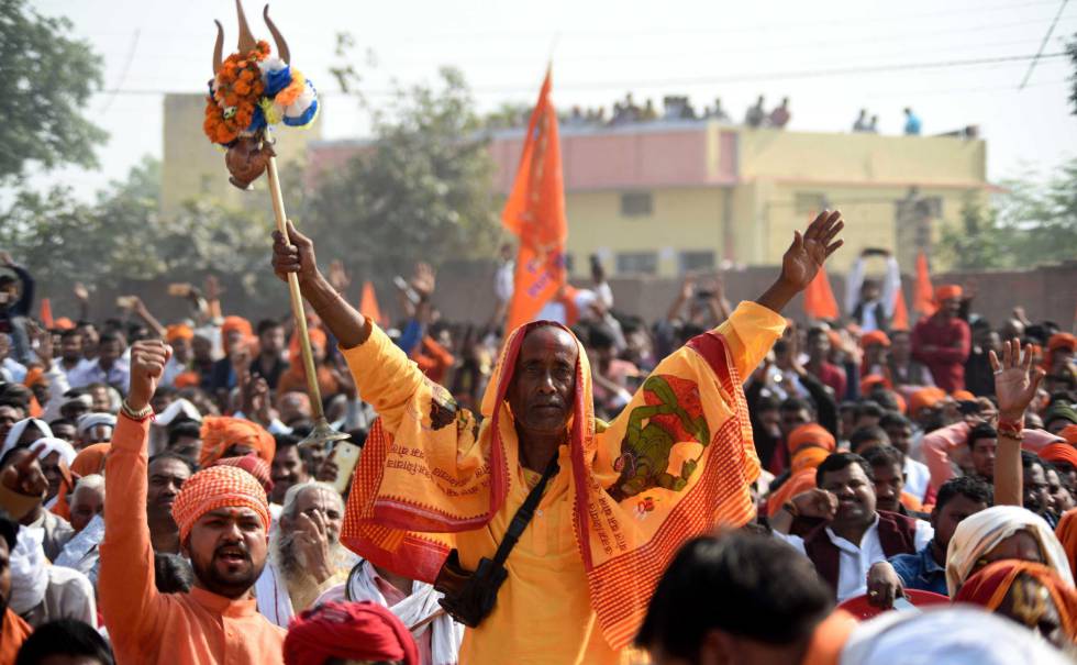 Manifestantes piden este domingo la construcción de un templo hindú en Ayodhya (India).