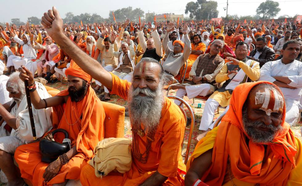 Monjes hindúes participan este domingo en una manifestación nacionalista en Ayodhya.
