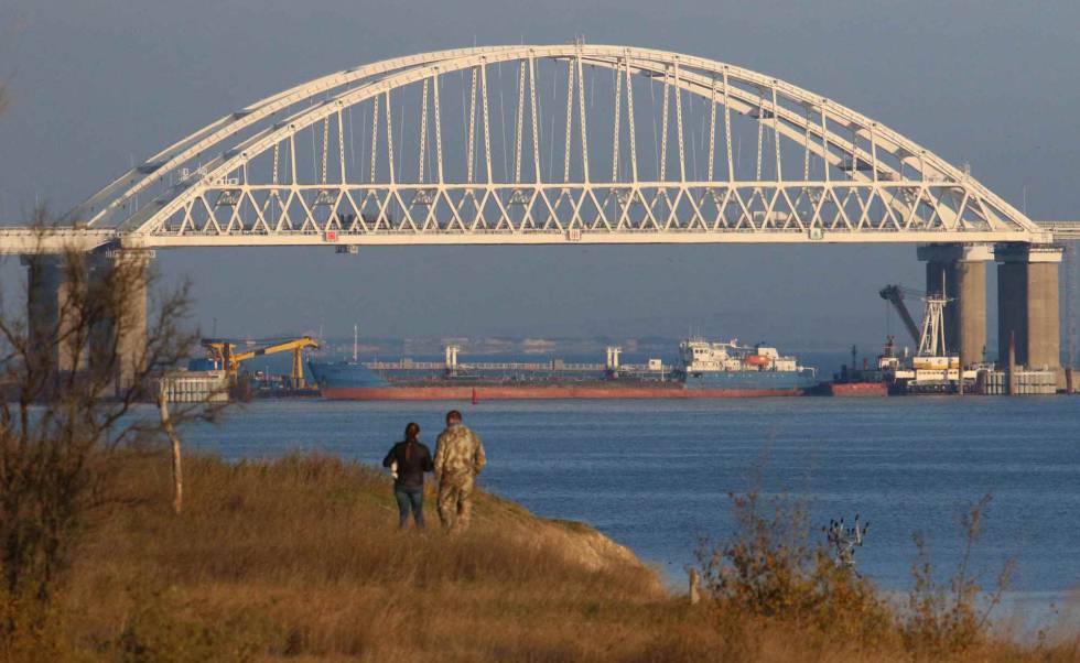 Un carguero ruso bloquea este domingo el paso de barcos en el estrecho de Kersch justo debajo del puente que conecta Rusia con Crimea.
