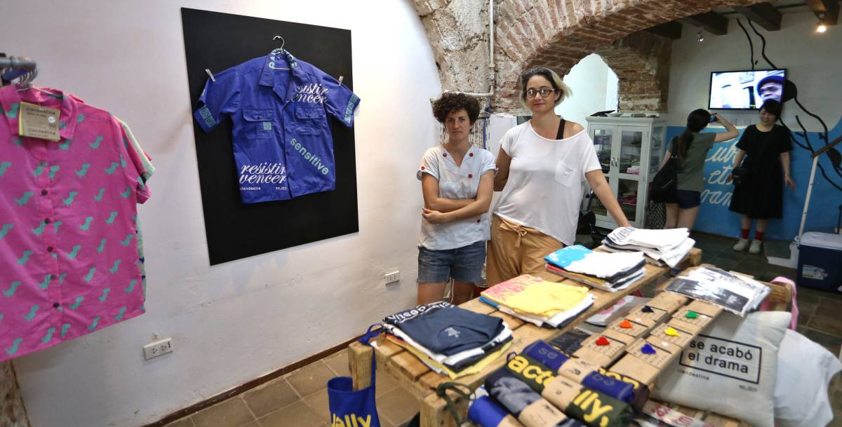 La cubana Idania del Río y la española Leire Fernández en su tienda de diseño de la Habana. 
