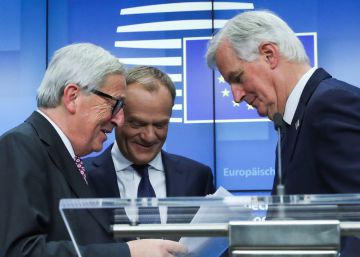 Jean-Claude Juncker, Donald Tusk y Michel Barnier, este domingo en Bruselas.