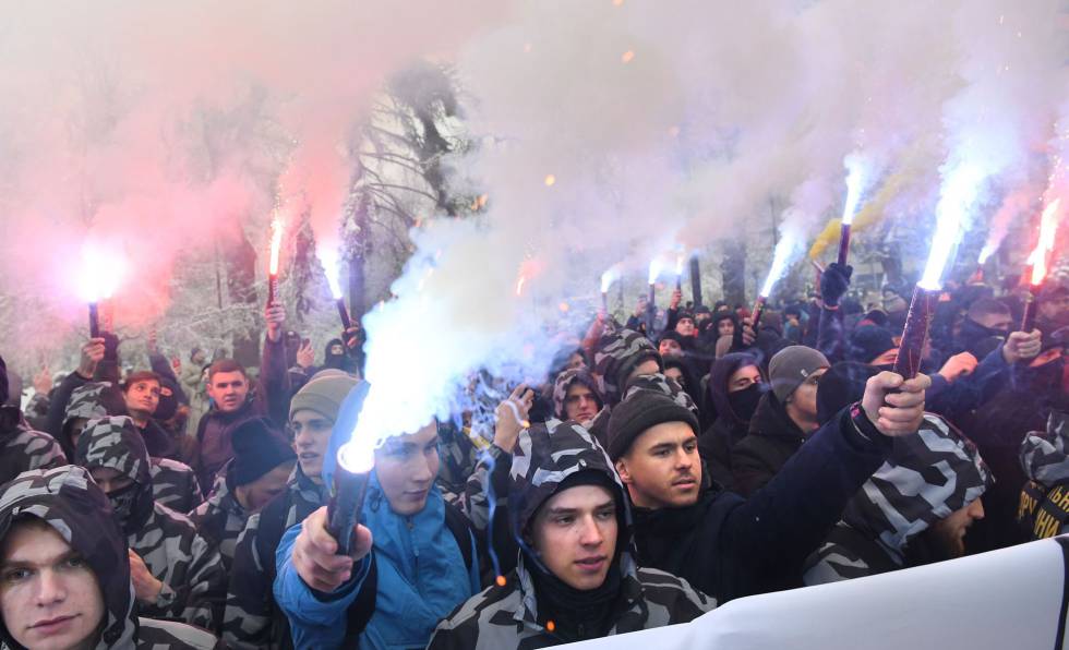Activistas ucranios de ultraderecha piden frente al Parlamento la instauración de la ley marcial.