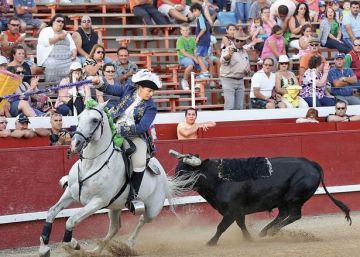 A los toros portugueses les quieren poner una diana de velcro