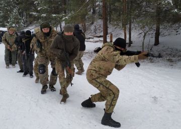 La milicia ultra se prepara para el combate con Rusia