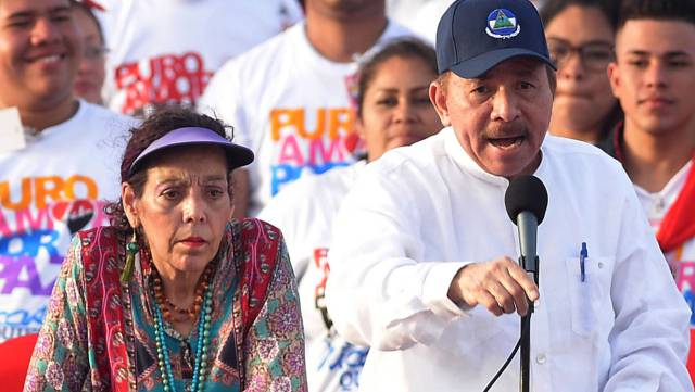 Daniel Ortega junto a Rosario Murillo.