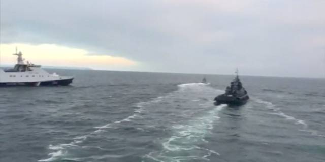 Imágenes de un vídeo de las fuerzas de seguridad rusas de los barcos ucranios apresados en el mar de Azov.