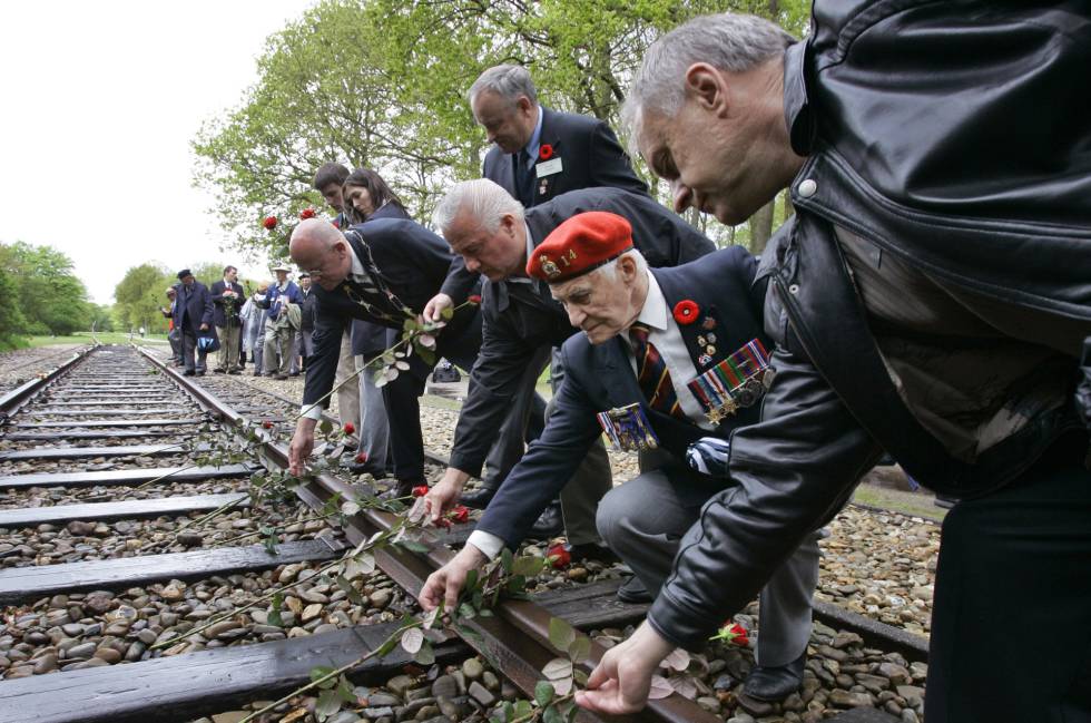 Veteranos de la II Guerra Mundial depositan en mayo de 2015 rosas sobre los raÃles del tren a su paso por el campo de concentración de Westerbork.