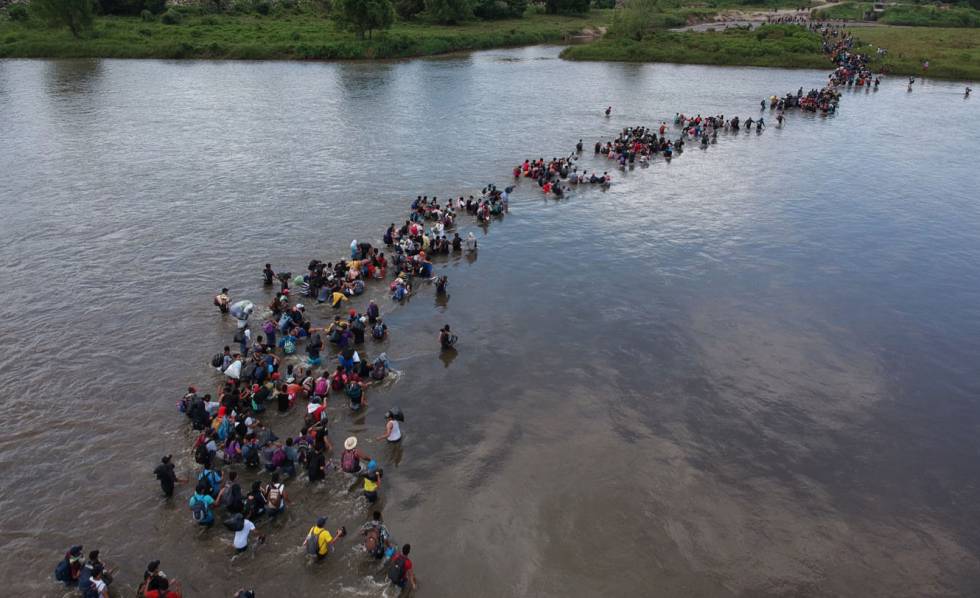 Migrantes salvadoreños se dirigen hacia Estados Unidos a su paso por Guatemala a principios de noviembre.