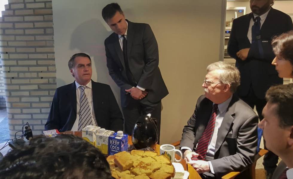 O secretÃ¡rio de SeguranÃ§a norte-americano John Bolton toma cafÃ© com o presidente eleito Jair Bolsonaro.