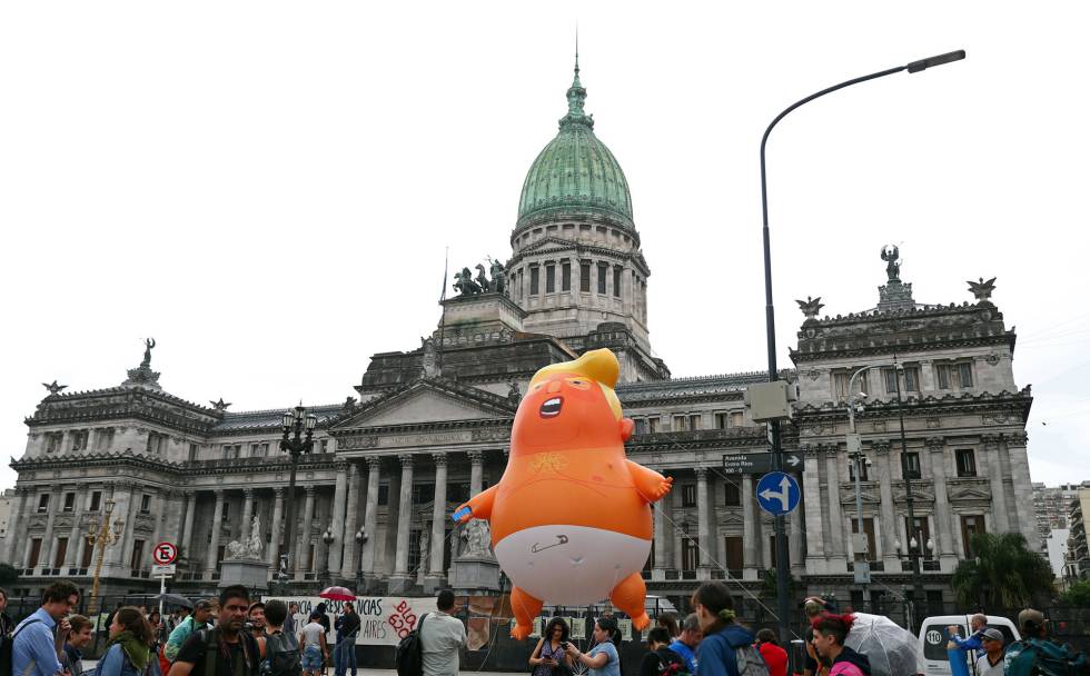 Activistas contra el G20 exhiben un globo con la imagen de un bebé Trump frente al Congreso argentino.