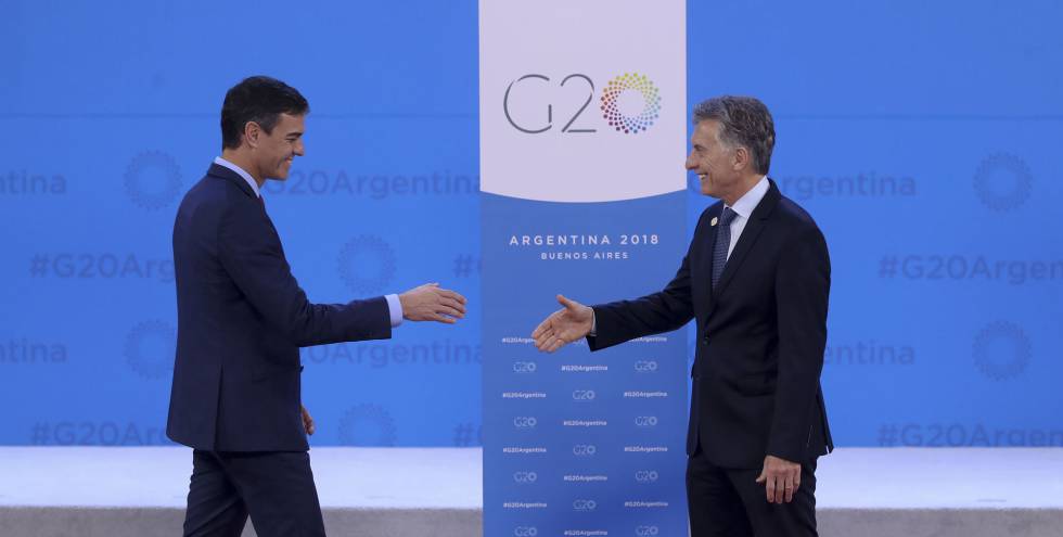 El presidente español, Pedro Sánchez, saluda al presidente de Argentina, Mauricio Macri, este viernes en Buenos Aires.