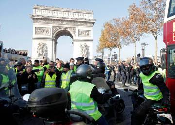 Muere una manifestante atropellada en las protestas contra la subida del combustible en Francia