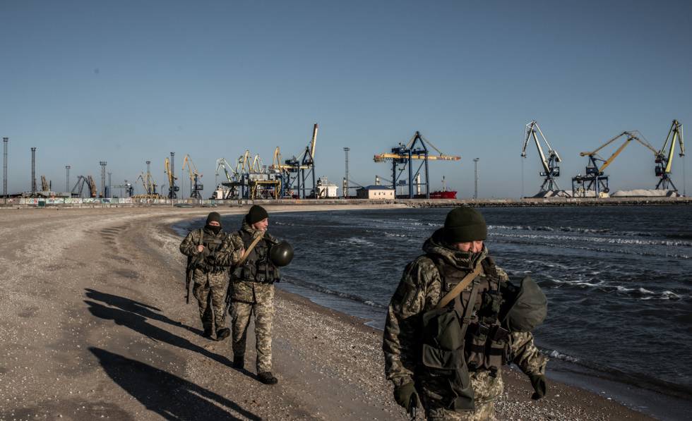 Soldados ucranios patrullan la costa del Mar de Azov, cerca del puerto de MariÃºpol, el jueves.