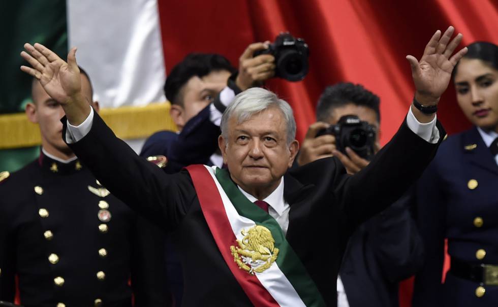 LÃ³pez Obrador saluda al pleno de la CÃ¡mara de Diputados tras su investidura.